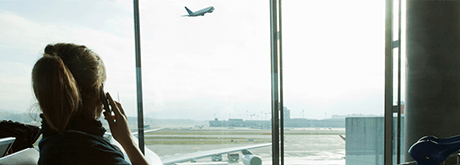 Frau telefoniert am Flughafen Frau telefoniert am Flughafen