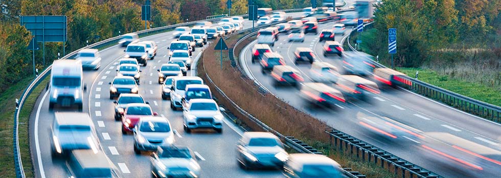 Abstandsverstoß im Straßenverkehr: Regeln, Bußgelder & Strafen Abstandsverstoß im Straßenverkehr: Regeln, Bußgelder & Strafen