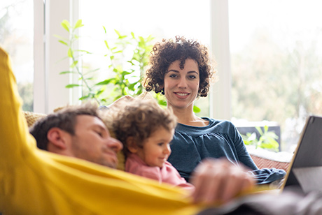 Familie entspannt auf der Couch Familie entspannt auf der Couch